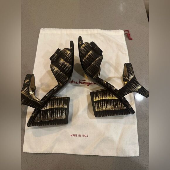 Salvatore Ferragamo 'Violet' Golden Metallic Stripe Bow Sandal Heels Size 8 - Picture 7 of 10